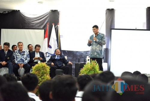 Walikota Kediri Abdullah Abu Bakar menjadi pemateri dalam kegiatan Pengenalan Kehidupan Kampus. (eko Arif s)