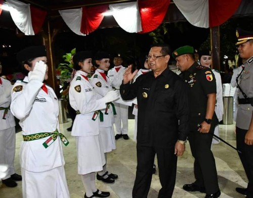 Bupati Tulungagung, Maryoto Birowo didampingi Forkopimda memberi selamat kepada anggota Paskibraka (foto : dok. Humas Tulungagung)