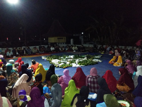 Renungan dan doa bersama digelar warga Desa Sumberjati.(Foto : Malik Naharul/BlitarTIMES)