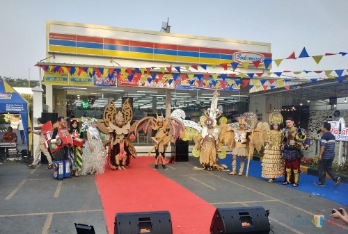 Sejumlah peserta fashion show yang digelar Indomaret cabang Malang saat memperagakan busananya (Hendra Saputra)