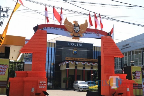 Meriahkan Dirgahayu Republik Indonesia Ke- 74, Polres Kediri Percantik Pintu Masuk Markasnya. (Foto: Bambang Setioko/JatimTIMES)