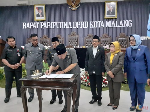 Prosesi penandatangan pengesahan KUA-PPAS APBD ta 2020 Kota Malang di ruang rapat paripurna DPRD Kota Malang (Arifina Cahyanti Firdausi/MalangTIMES)