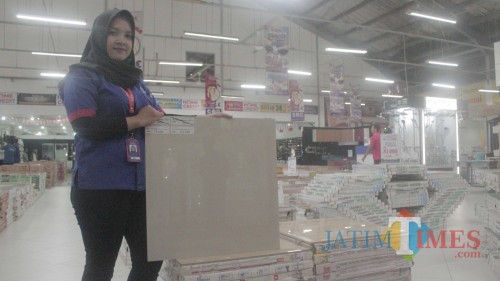 Promo Merdeka Sale di Graha Bangunan sajikan diskon, bonus, dan potongan harga.(Foto : Aunur Rofiq/BlitarTIMES)