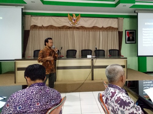 Dosen Fakultas Teknik UB, Eka Maulana ST MT MEng saat menyampaikan materi dalam Workshop PPK SMP di Aula Dinas Pendidikan Kota Malang. (Foto: Imarotul Izzah/MalangTIMES)