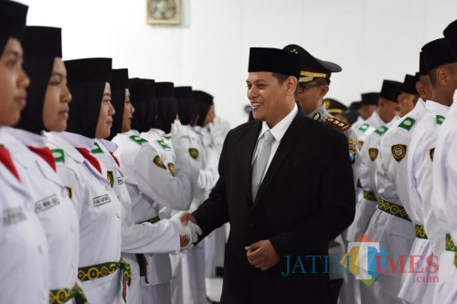 Walikota Kediri Abdullah Abu Bakar saat mengukuhkan calon Paskibraka. (eko Arif s /JatimTimes)