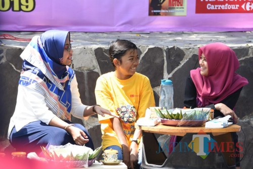 Ketua TP PKK Kota Kediri Ferry Silviana Abu Bakar (kanan) saat menghadiri talkshow. (eko Arif s /JatimTimes)