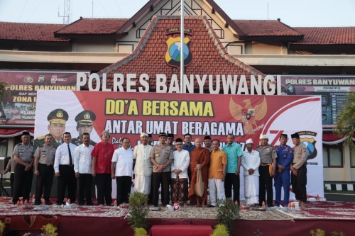 Kapolres Banyuwangi bersama tokoh dan pemuka dari lintas agama dalam doa bersama di halaman Polres Banyuwangi