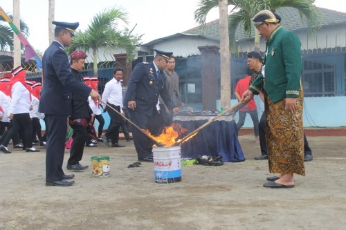 Kalapas Tulungagung, Erry Taruna (baju hijau) saat memusnahkan puluhan HP di nhadapan warga binaan dengan cara dibakar (foto : Joko Pramono/ Jatim Times)
