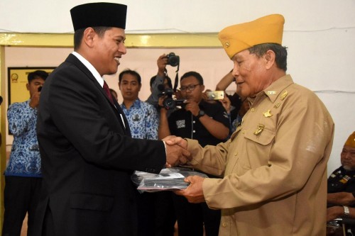 Walikota Kediri Abdullah Abu Bakar saat memberikan tali asih kepada para veteran. (eko Arif s /JatimTimes)