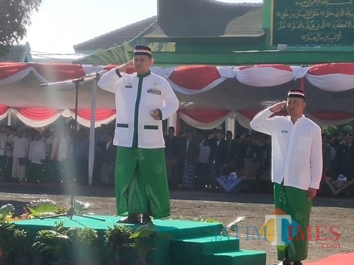 Dandim 0823 Pimpin Upacara Menggunakan Pakaian Santri (Foto : Sony Haryono/Situbondo TIMES
