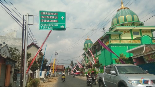 Petunjuk arah menuju Gunung Semeru yang berada di Kecamatan Tumpang, Kabupaten Malang. (Foto: Nurlayla Ratri/MalangTIMES)