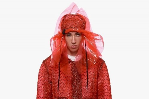 Salah satu brand milik Caig Green, bucket hat berwarna merah. (Foto: istimewa)