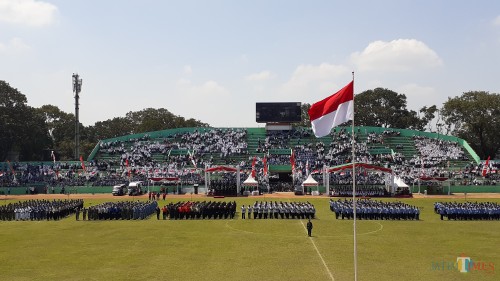 Pengibaran Sang Saka Merah Putih dalam upacara peringatan Detik-Detik Proklamasi Republik Indonesia di Stadion Gajayana Malang (Pipit Anggraeni/MalangTIMES).