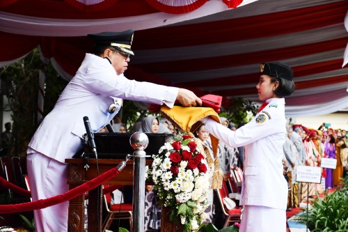Bupati Tulungagng, Maryoto Birowo saat menyerahkan bendera pada pembawa baki bendera PAskibraka. (dok Humas)