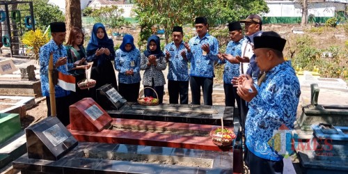 Suasana saat para pegawai UPT PPU melakukan doa bersama dan tabur bunga (UPT PPU for MalangTIMES)