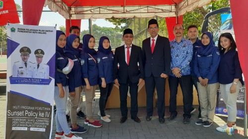 Kepala BP2D Kotw Malang, Ade Herawanto (tengah, lima dari kiri) saat hadir dalam launching Suncet Policy IV (Pipit Anggraeni/MalangTIMES).