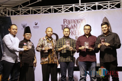 Wali Kota Kediri Abdullah Abu Bakar (kanan) Buka Pameran Keris, Sekaligus Melaunching Buku Saku Keris. (Foto: Bambang Setioko/ JatimTIMES)