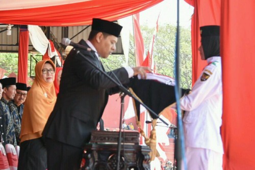 Walikota Kediri Abdullah Abu Bakar saat memimpin upacara HUT Kemerdekaan RI ke 74. (eko Arif s /JatimTimes)