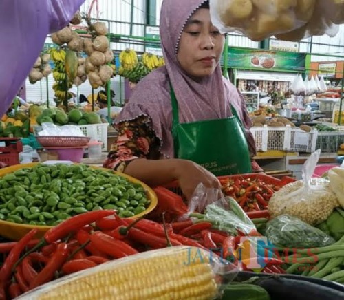 Penjual sayuran di berbagai pasar daerah harus juga mengurangi jualan cabainya dengan harga yang masih saja tinggi mencapai Rp 80 ribu (dok MalangTIMES)