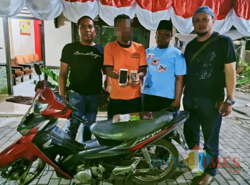 Abdul Holiq (dua dari kiri) tersangka spesialis perampasan saat diamankan polisi (Foto : Humas Polres Malang for MalangTIMES)
