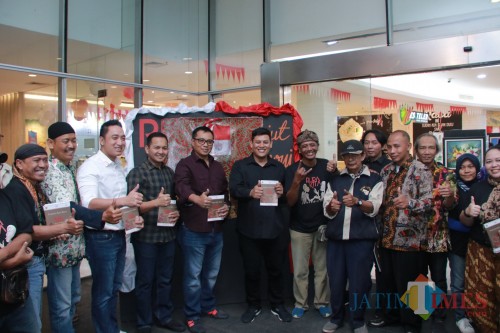 Wali Kota Kediri Abdullah Abu Bakar didampingi Forkopimda Kota Kediri berfoto bersama dengan perupa Kediri. (Foto: Bambang Setioko/JatimTIMES)