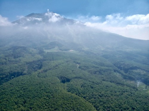 Pemandangan Gunung Arjuna dari atas.
