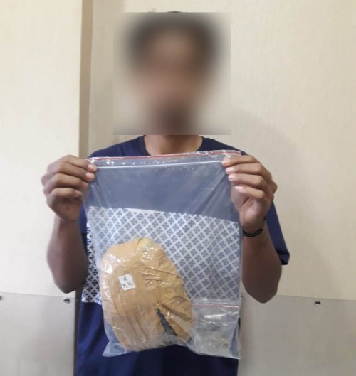 Agus Styawan alias Sentolop, tersangka beserta barang bukti ganja ratusan gram, saat diamankan Satreskoba Polres Malang. (Foto : Humas Polres Malang for MalangTIMES)