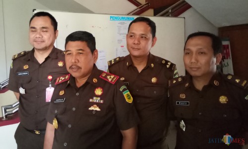 Kajari Kota Malang Amran Lakoni (dua dari kiri) didampingi para kasi. (Anggara Sudiongko/MalangTIMES)