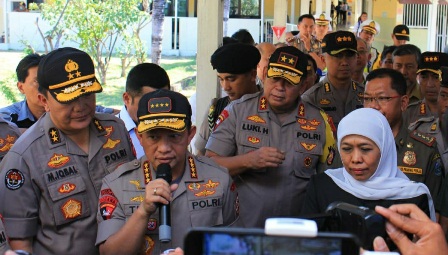 Kapolri Jenderal Tito Karnavian ketika memberikan pernyataan di Surabaya