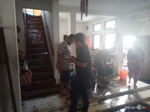 Pemilik rumah yang tengah membersihkan puing-puing sisa kebarakan (Anggara Sudiongko/MalangTIMES)