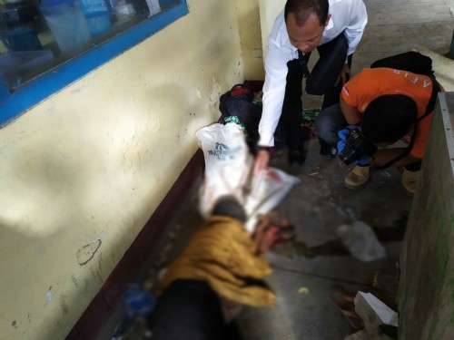 Petugas saat lakukan evakuasi pada mayat yang ditemukan di Ngemplak (Foto Dokpol / TulungagungTIMES)