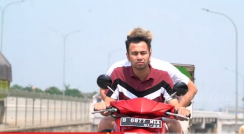 Raffi Ahmad dan Billy Saputra saat berboncengan tanpa kenakan helm di jalan raya dalam tayangan Billy and Friends (youtube).