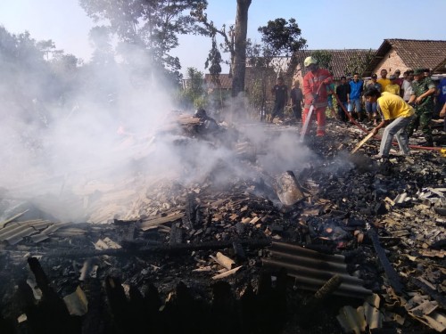 Petugas pemadam kebakaran saat berupaya memadamkan api (Foto : PPBK Kabupaten Malang for MalangTIMES)