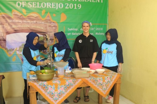 Pengolahan jeruk oleh petani Selorejo dan mahasiswa asing. (Foto: istimewa)