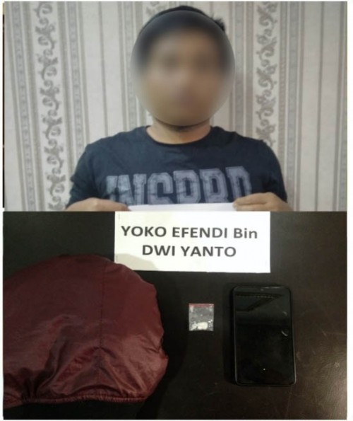 Tersangka Yoko Efendi beserta barang bukti sabu-sabu saat diamankan polisi. (Foto : Humas Polres Malang for MalangTIMES)