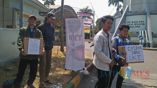 Aksi galang dana mahasiswa UIN Malang. (Foto: Imarotul Izzah/MalangTIMES)