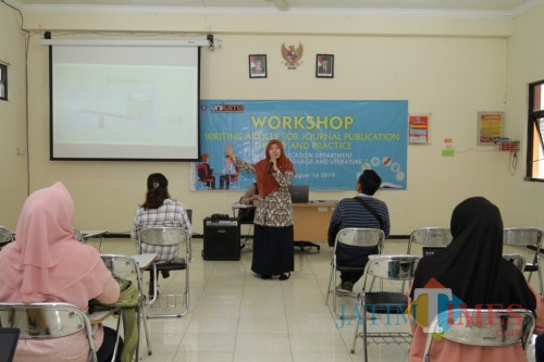 Workshop on Article Writing for Journal Publication: Theory and Practice di Unikama yang diikuti 65 calon wisudawan Prodi Pendidikan B.Inggris (Unikama for MalangTIMES)