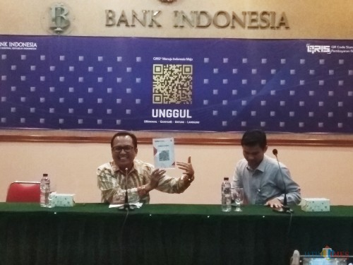 Kepala Bank Indonesia Kediri Musni Hardi (kiri) saat menggelar press rilis. (eko Arif s /JatimTimes)