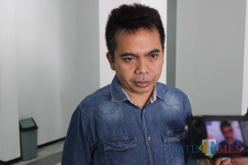 Ketua Komisi D DPRD Jombang, Syarif Hidayatulloh saat diwawancarai sejumlah wartawan di gedung DPRD Jombang. (Foto : Adi Rosul / JombangTIMES)