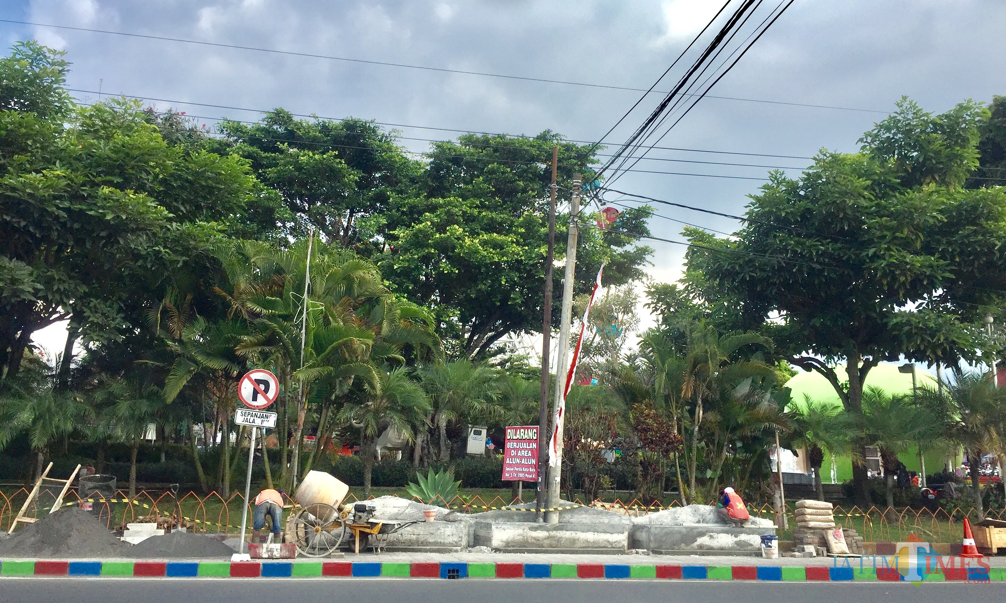 Petugas saat melakukan pembuatan bangku taman di pedestrian Alun-Alun Kota Batu. (Foto: Irsya Richa/MalangTIMES)
