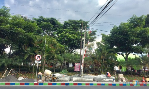 Petugas saat melakukan pembuatan bangku taman di pedestrian Alun-Alun Kota Batu. (Foto: Irsya Richa/MalangTIMES)