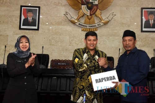 Wali Kota Kediri Abdullah Abu Bakar bersama Ketua DPRD Kota Kediri Kholifi Yunon saat rapat paripurna. (eko Arif s /JatimTimes)