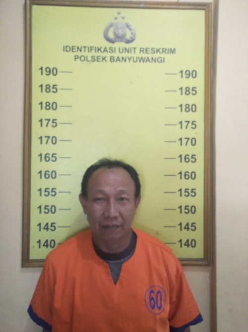 Pria yang tega menghajar kakak kandungnya gara-gara warisan.