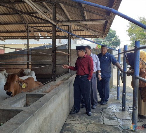 Tim Pansus Ranperda Perumda Tunas saat melakukan peninjauan di PD RPH Kota Malang (Arifina Cahyanti Firdausi/MalangTIMES)
