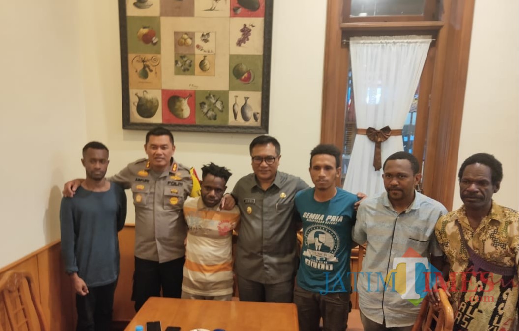 Suasana pertemuan antara Kapolres Malang Kota AKBP Asfuri (dua dari kiri) dan Wakil Wali Kota Malang Sofyan Edi Jarwoko (berkacamata) bersama perwakilan mahasiswa Papua. (Arifina Cahyanti Firdausi/MalangTIMES)