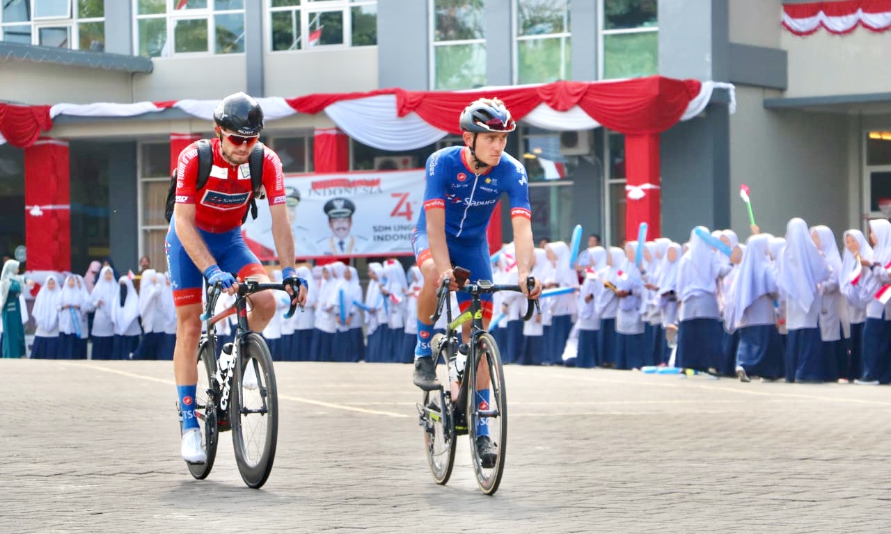 Peserta balap sepeda Tour d'Indonesia (TdI) 2019 disambut pelajar Kota Batu saat di Balai Kota Among Tani, Selasa (20/8/2019).