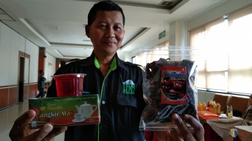 Pelaku UMKM minuman, Suwanto (foto : Joko Pramono/Jatim Times)