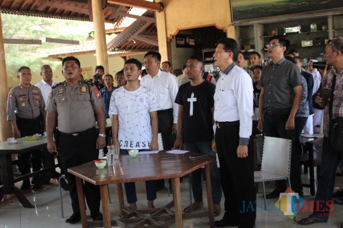Sejumlah mahasiswa asal Papua saat menyanyikan lagu Indonesia Raya di acara silahturahmi Forkopimda Jombang dengan Mahasiswa Papua Yang belajar di kota santri. (Foto : Adi Rosul / JombangTIMES)