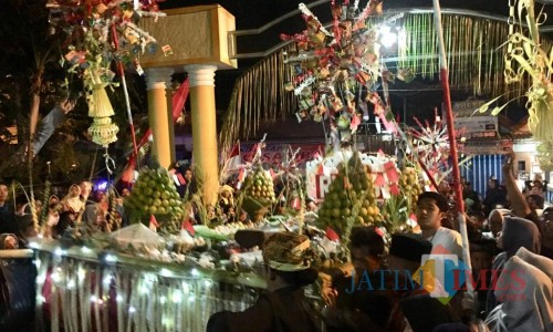 Hulu bekti saat akan diberikan kepada kepala desa saat di Balai Desa Pesanggarahan, Kecamatan Batu, Senin (19/8/2019) malam. (Foto: Irsya Richa/MalangTIMES)