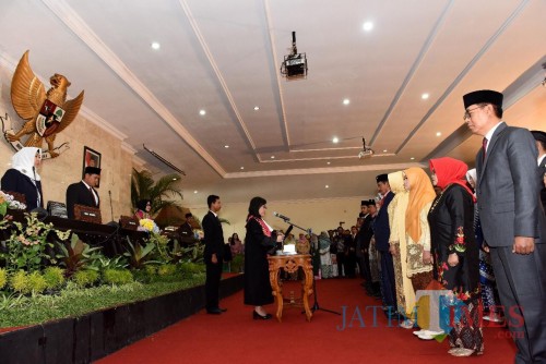 Para anggota DPRD Kota Kediri yang terpilih mengucapkan sumpah janji jabatan. (eko Arif s /JatimTimes)